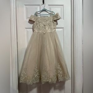 Selling this kids dress